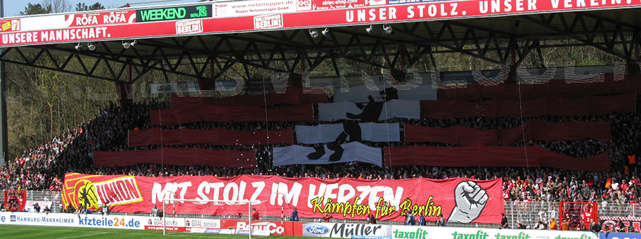 Fans des deutschen Fussballvereins 1. FC Union Berlin bei einer Choreographie.