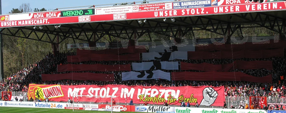 Fans des deutschen Fussballvereins 1. FC Union Berlin bei einer Choreographie.