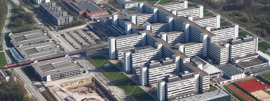 Luftaufnahme der Universität Bielefeld. Im Vordergrund ist die Baustelle des Gebäudeteils X zu sehen, fertiggestellt im August 2014.