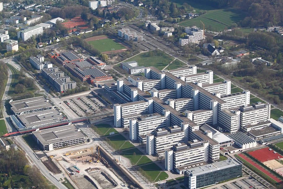 Luftaufnahme der Universität Bielefeld. Im Vordergrund ist die Baustelle des Gebäudeteils X zu sehen, fertiggestellt im August 2014.