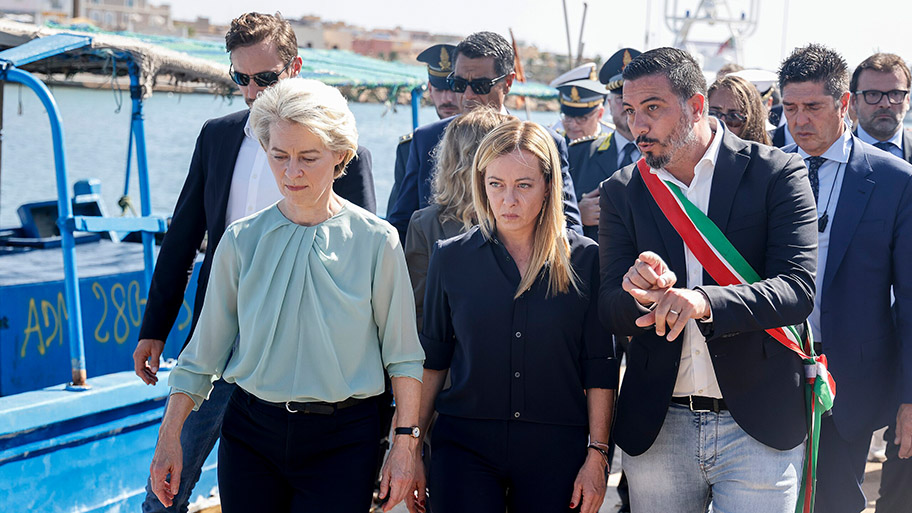 Giorgia Meloni mit Ursula von der Leyen am 17. September 2023 auf Lampedusa.