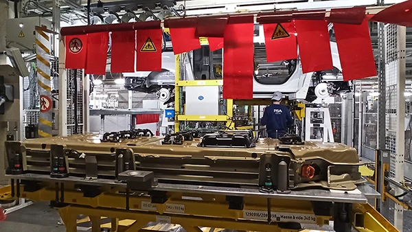 Montagewerkstatt in der Stellantis-Fabrik von Hordain, Frankreich.