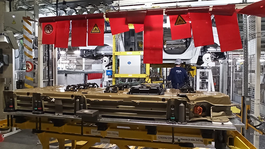 Montagewerkstatt in der Stellantis-Fabrik von Hordain, Frankreich.