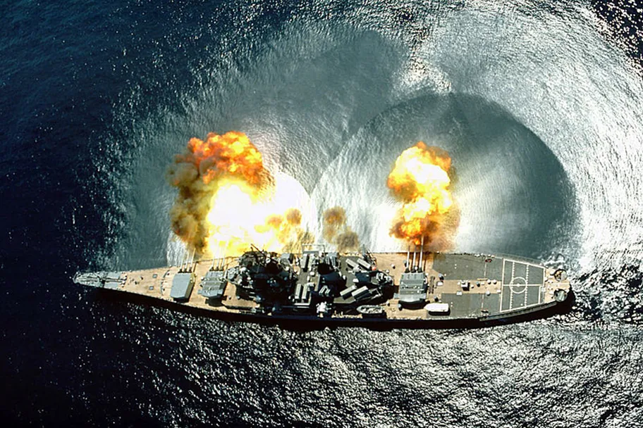 Kriegsschiff der amerikanischen Streitkräfte während einer Zielübung nahe der Insel Vieques vor Puerto Rico.