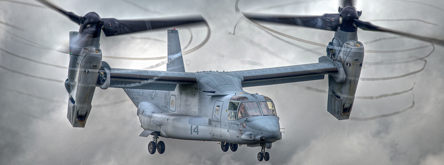 Kipprotor Truppentransporter der US-Luftwaffe (V-22 Osprey) im Landeanflug.