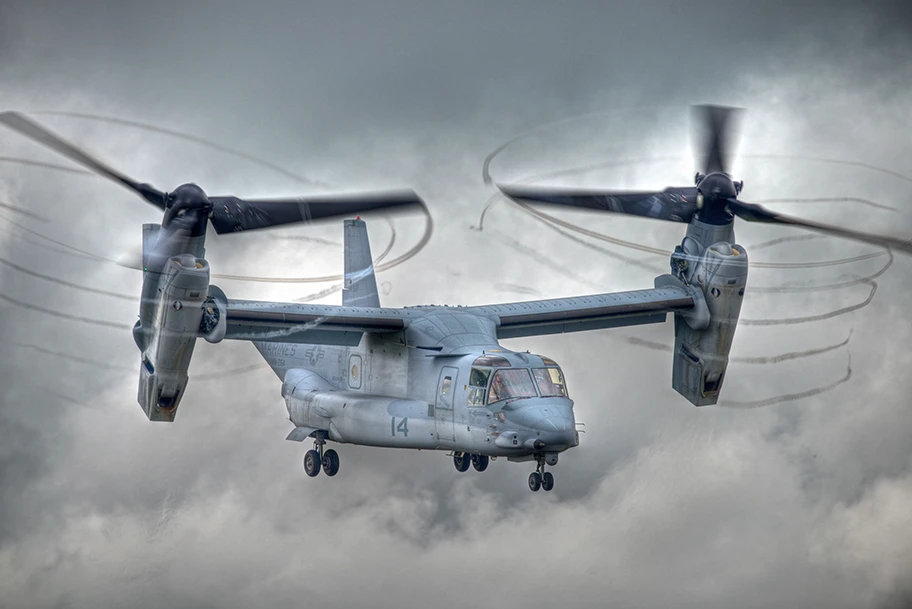 Kipprotor Truppentransporter der US-Luftwaffe (V-22 Osprey) im Landeanflug.