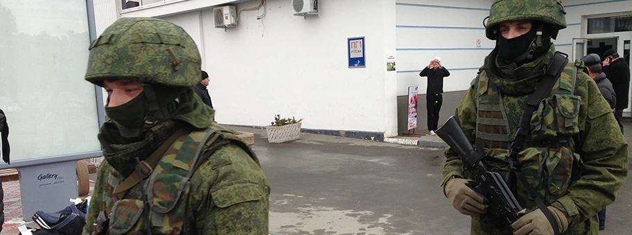 Soldaten ohne Hoheitszeichen am Flughafen Simferopol am 28. Februar 2014.