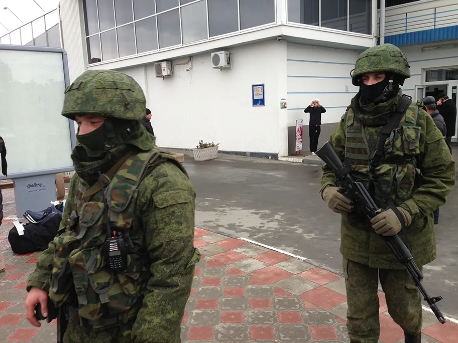 Soldaten ohne Hoheitszeichen am Flughafen Simferopol am 28. Februar 2014.