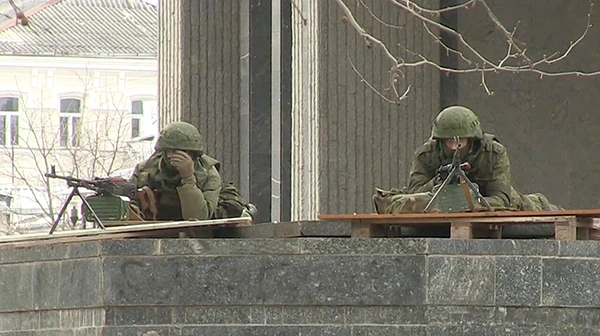 Bewaffnete Einheiten am 1. März 2014 mit PKM-Maschinengewehren in der Nähe des Regionalparlaments in Simferopol.