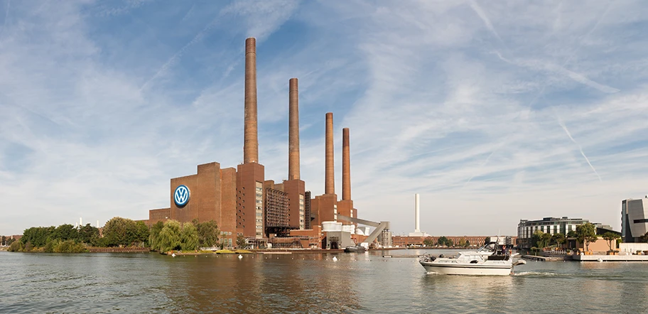 Das alte Heizkraftwerk bei Volkswagen in Wolfsburg vom Mittellandkanal aus gesehen.