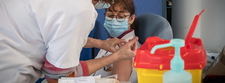 COVID-19 Impfung mit dem Pfizer-BioNTech Impfstoff in Strasbourg, Januar 2021.