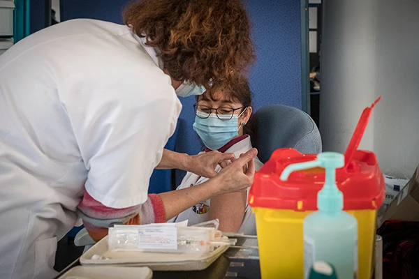 COVID-19 Impfung mit dem Pfizer-BioNTech Impfstoff in Strasbourg, Januar 2021.