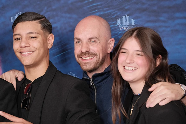 Regisseur Valéry Carnoy mit den Schauspielern Hassane Alili und Anna Heckel in Cannes, Mai 2025.