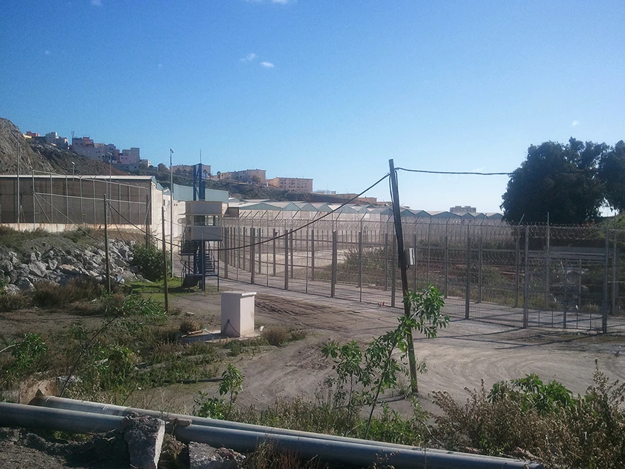 Grenzzaun mit Wachturm zwischen Europa und Marokko in der spanischen Enklave Ceuta.