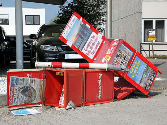 Umgeworfene «stumme Zeitungsverkäufer» in einem Vorort von München.
