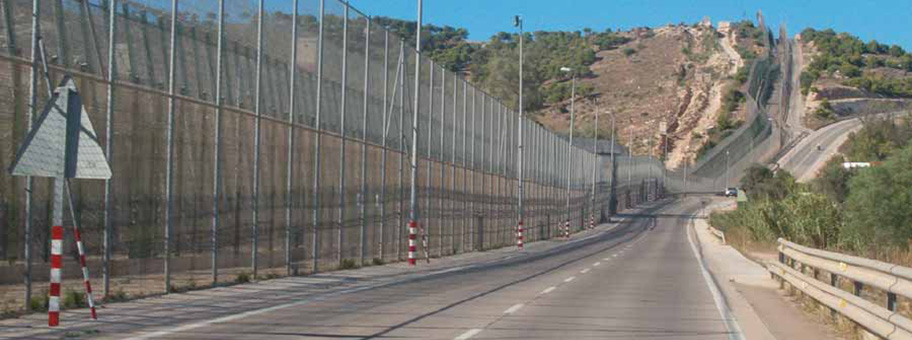 Grenzzaun an der Spanisch-Marrokanischen Grenze in Melilla, Spanien.