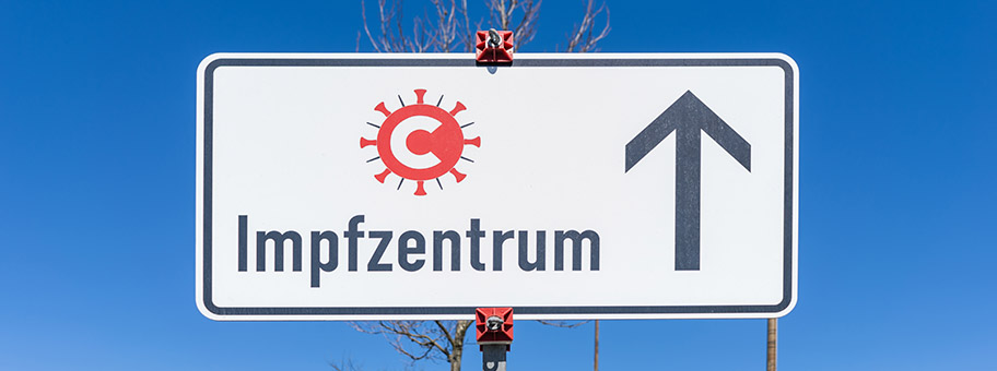 Richtungsweisendes Verkehrszeichen zum Impfzentrum Hofer Land.