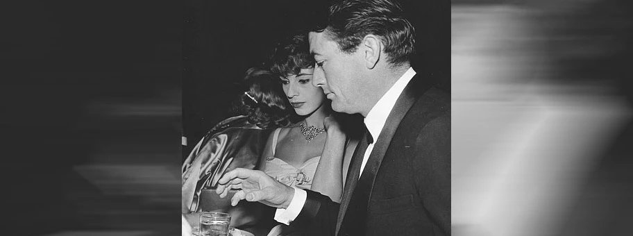 Gregory Peck (hier mit seiner Frau Veronique 1959) spielt in dem Film die Rolle von Captain Dwight Towers.