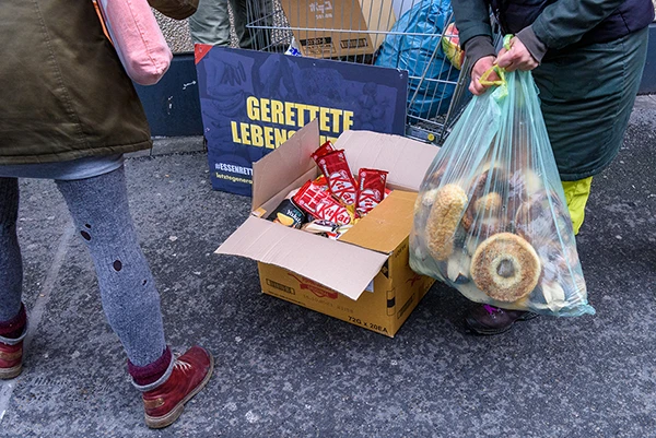 Verteilung von weggeworfenen Lebensmitteln durch den Aufstand der letzten Generation vor dem Kaufland an der Residenzstraße in Berlin, 8. Januar 2022.