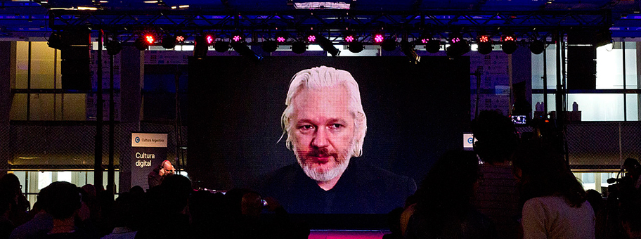 Videoconferencia_con_Julian_Assange_-_Foro_Cultura_Digital_(22175392526)_1.jpg