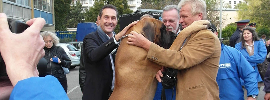 Auftritt des FPÖ-Politikers Heinz-Christian Strache (links im Bild) auf dem Hannovermarkt in Wien, anlässlich des Wahlkampfs zu den Wiener Landtagswahlen.