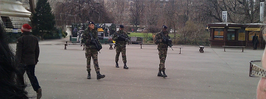 Französische Militärpatrouille unter dem Eiffelturm in Paris.