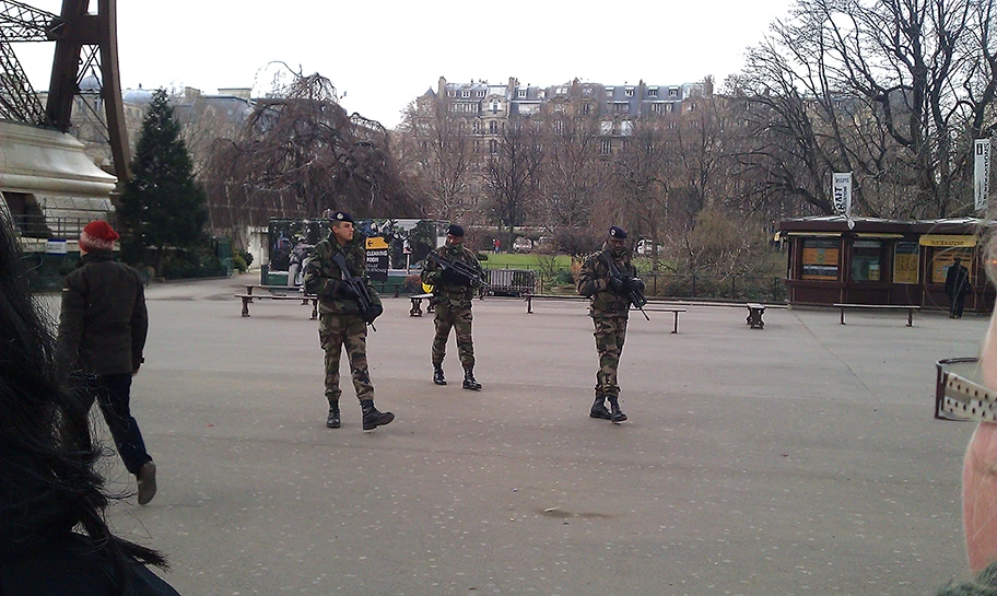 Französische Militärpatrouille unter dem Eiffelturm in Paris.