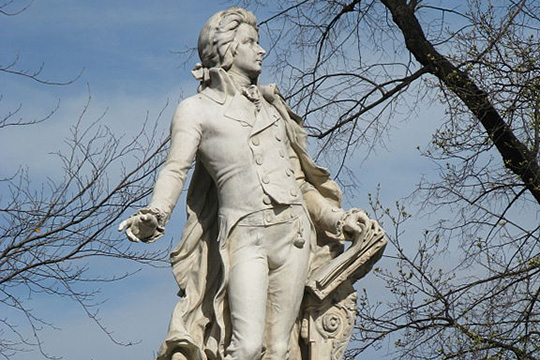 Mozartstatue im Burggarten von Wien.