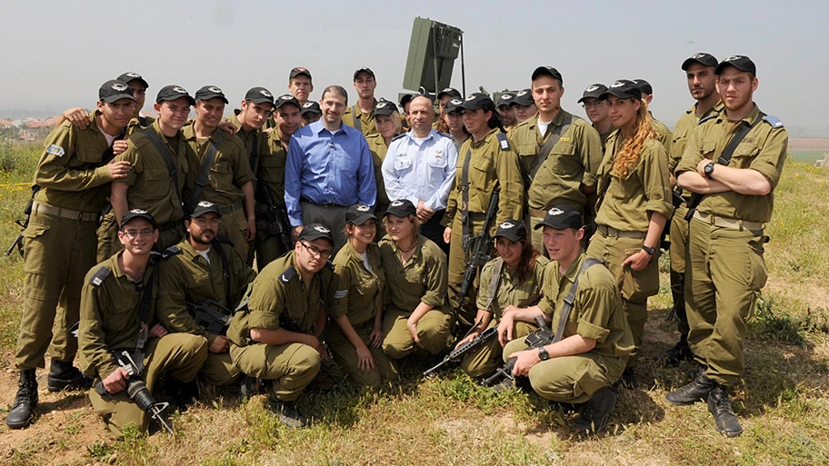 Israelische Soldaten mit dem US-Botschafter Dan Shapiro vor einem Iron Dome Radar-System, April 2012.