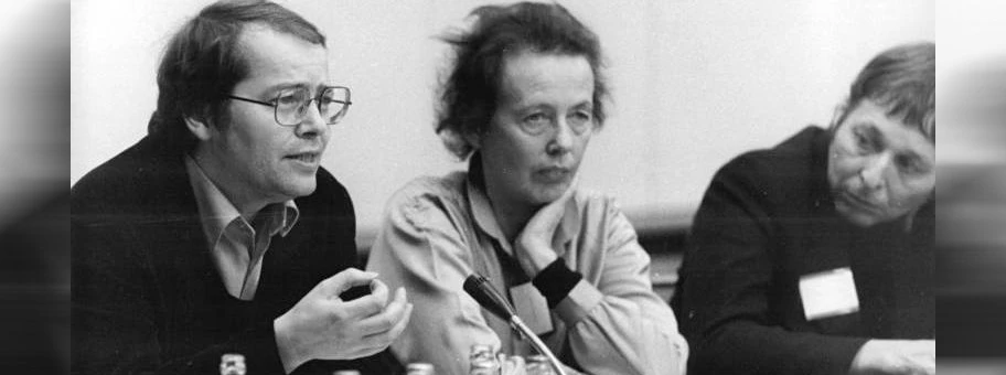 Volker Braun (links) 1981 mit Ruth Berghaus und Wieland Förster bei der Berliner Begegnung zur Friedensförderung, Dezember 1981.