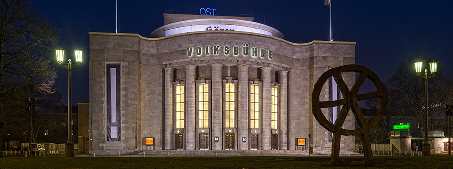Theater «Volksbühne» am Rosa-Luxemburg-Platz in Berlin-Mitte bei Nacht.