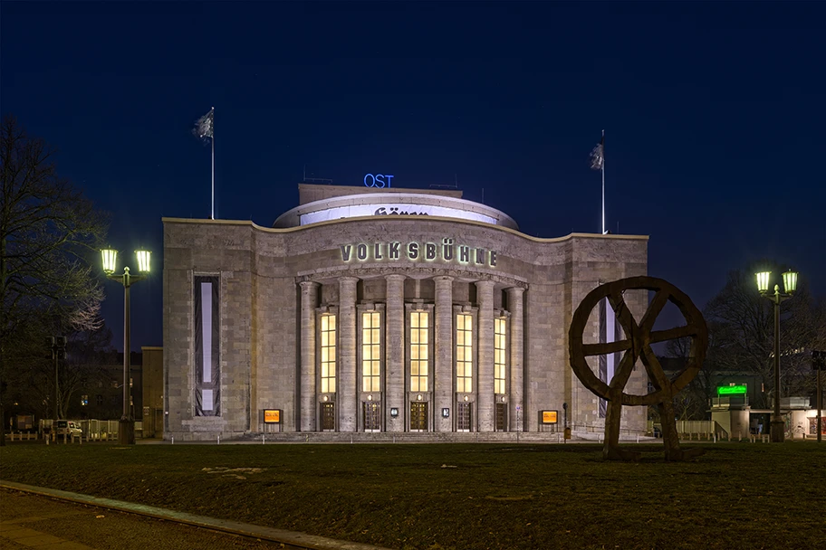 Theater «Volksbühne» am Rosa-Luxemburg-Platz in Berlin-Mitte bei Nacht.