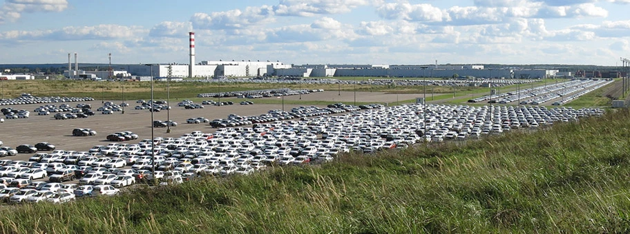Blick auf das Volkswagenwerk bei Kaluga. Im Vordergrund auf der Abstellfläche stehen neben Fahrzeugen der Typen Amarok, Caddy, Polo und Tiguan auch Audi- und Skoda-Modelle.