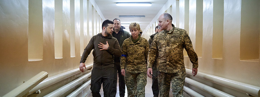 Präsident Wolodymyr Selenskyj besucht verwundete Soldaten in einem Krankenhaus in Kiew, 13.
