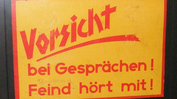 "Vorsicht bei Gesprächen! Feind hört mit!" (Deutsches Reich, um 1943), DB Museum Nürnberg.