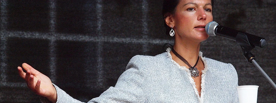 Sahra Wagenknecht während einer Wahlkampfveranstaltung zur Bundestagswahl 2013 auf dem Friedensplatz in Bonn.