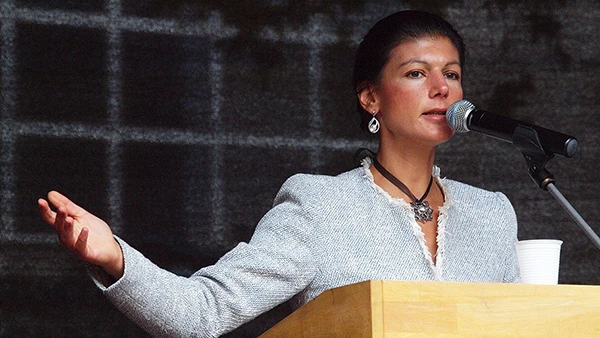 Sahra Wagenknecht während einer Wahlkampfveranstaltung zur Bundestagswahl 2013 auf dem Friedensplatz in Bonn.