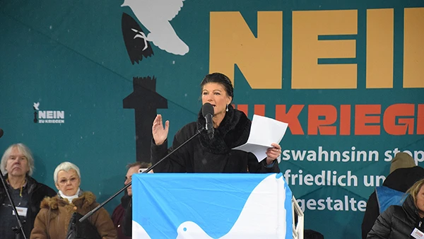 Sahra Wagenknecht (MdB, BSW) spricht bei der Friedensdemonstration 