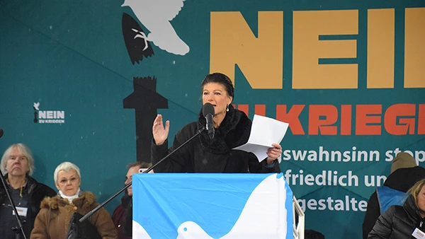 Sahra Wagenknecht (MdB, BSW) spricht bei der Friedensdemonstration "Nein zu Kriegen". Der Aufruf zur Demonstration mit dem Motto „Nein zu Kriegen - Rüstungswahnsinn stoppen - Zukunft friedlich und gerecht gestalten“ wurde von Linke-Politikern, Gewerkschaftern und Künstlern unterstützt. Auftaktkundgebung 13 Uhr, Brandenburger Tor, 25.11.2023, Berlin.