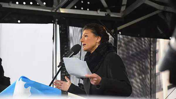 Sahra Wagenknecht (BSW) bei der Friedensdemonstration "Nein zu Kriegen" am 25. November 2023 in Berlin.