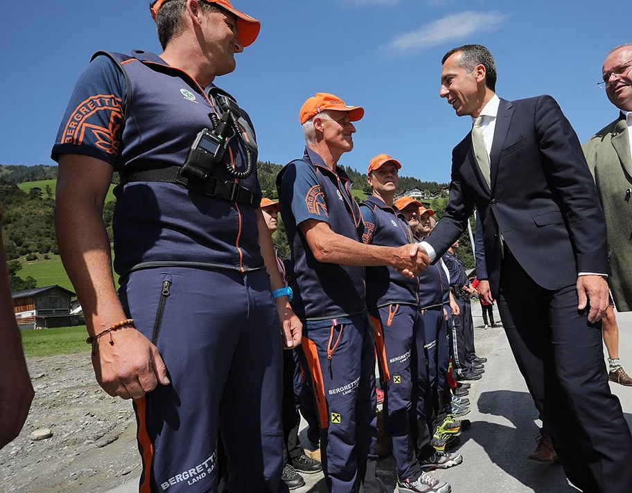 Kerns Politik gleicht einem Slalom, wo der Kanzler durch markante Aussagen zwar Tempo zu machen versteht, aber regelmässig einfädelt oder aus der Bahn geworfen wird. Auf Wahlkampf-Tour durch Salzburg - Bundeskanzler Christian Kern, August 2017.