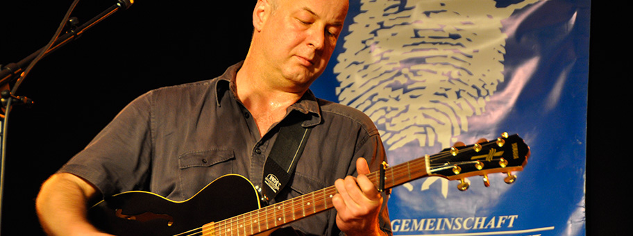 Der deutsche Liedermacher Kai Degenhardt am Liederfest Burg Waldeck 2014.