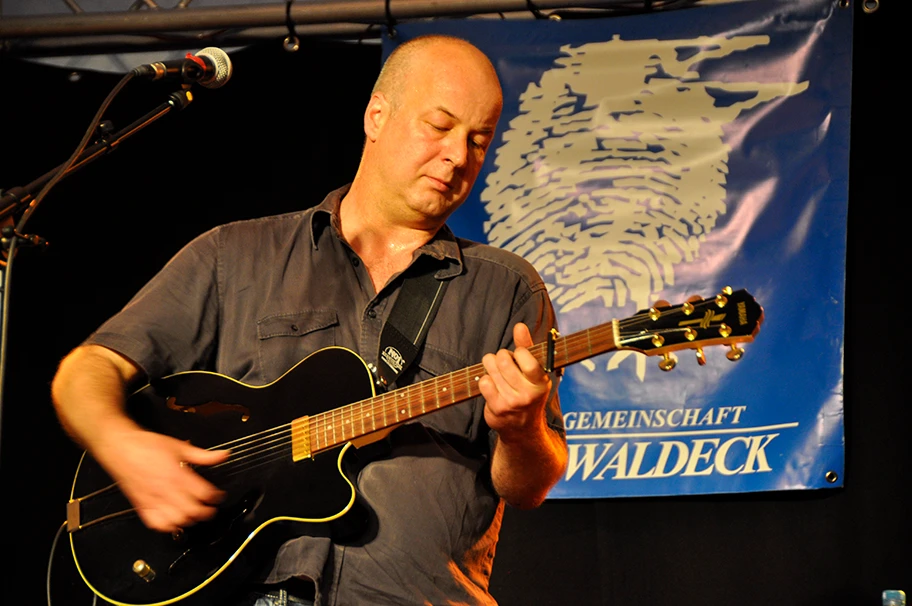 Der deutsche Liedermacher Kai Degenhardt am Liederfest Burg Waldeck 2014.