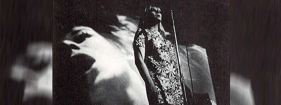 Nico bei einer Performance von Andy Warhol an der Universität von Michigan in Ann Arbor.