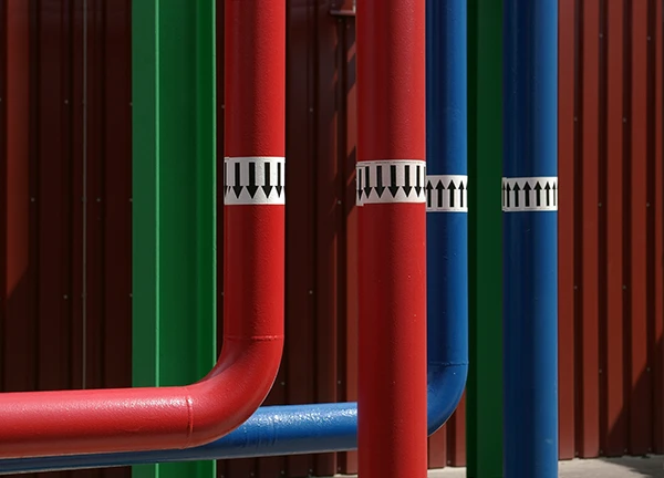 Leitungen zum Kondensator einer Klimaanlage.