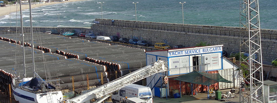 Zwischengelagerte Gasröhren im Hafen von Warna (Bulgarien) für den Bau einer Pipeline.