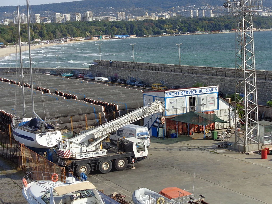 Zwischengelagerte Gasröhren im Hafen von Warna (Bulgarien) für den Bau einer Pipeline.