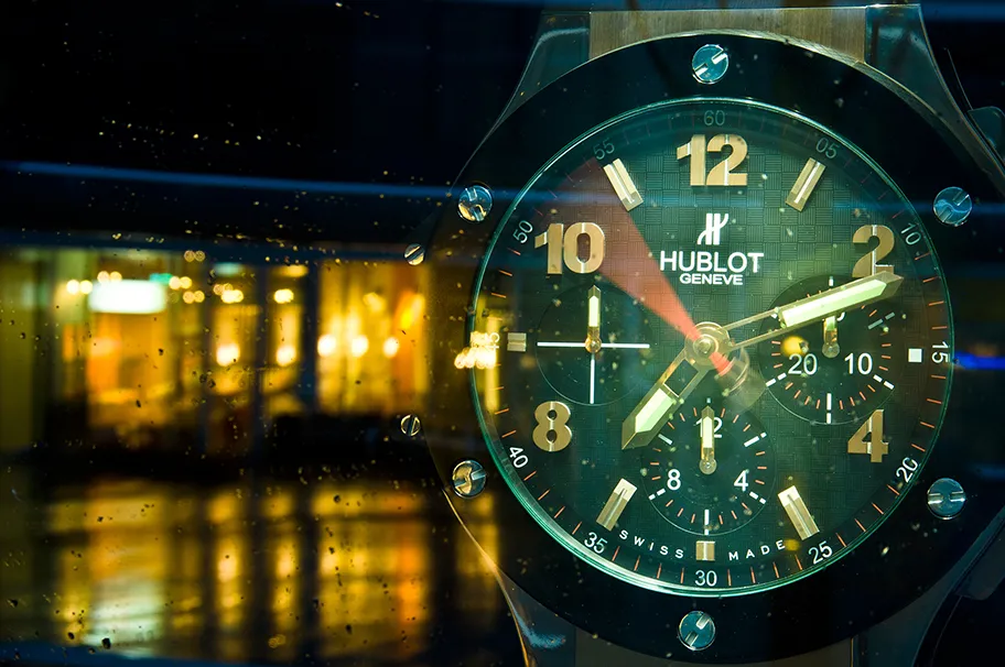 Überdimensionierte Uhr in einer Schaufensterauslage der Hublot Boutique in Warschau, Polen.