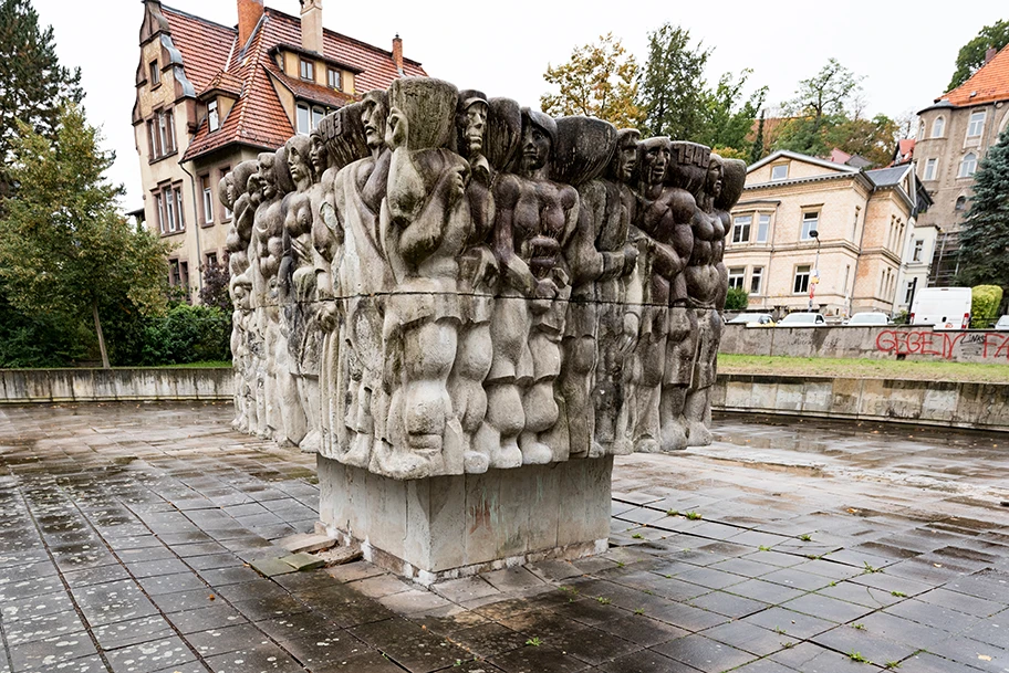 Die südliche Bildfläche symbolisiert die Entwicklung bis zur Gründung der ersten politischen Partei der Arbeiterbewegung in Deutschland. Hierfür steht das Jahr 1869.