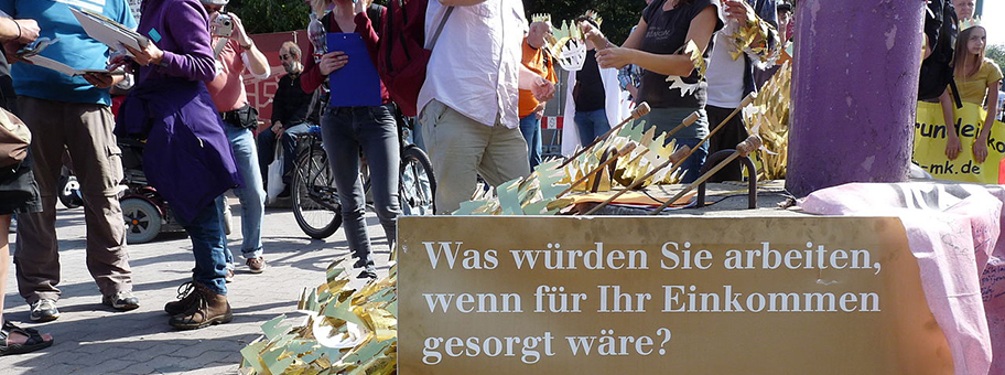 Mehr als 00 Teilnehmer demonstrieren für ein Bedingungsloses Grundeinkommen auf der BGE-Demonstration am 14. September 2013 in Berlin.